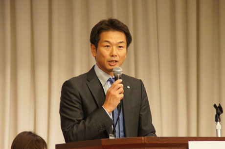 結成30周年にむけた、今後2年間の運動方針を提案する田中宏和事務局長