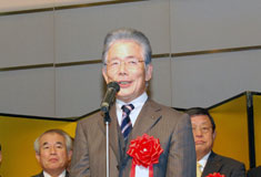 自治体首長を代表してあいさつをする平松大阪市長