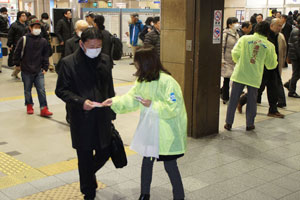 13箇所のターミナルで行った街頭総行動では、各構成組織から多くの参加協力を得て、春季生活闘争課題についてアピールを行った（ＪＲ天王寺駅東口）