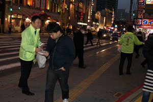 各街頭行動スポットでは、マイクを通してのアピールと春闘課題を記載したチラシなどを道行く人に配布した（ＪＲ天王寺駅北口）。