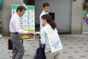 「NO！労働者派遣法 強行採決」や「怒　労働者の使い捨ては許さない」のゼッケンをつけ、行き交う人々にアピールをした。