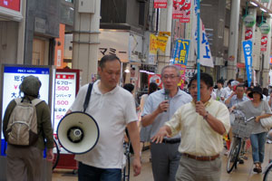 最低賃金の引き上げを訴えながら、千林商店街を練り歩いた