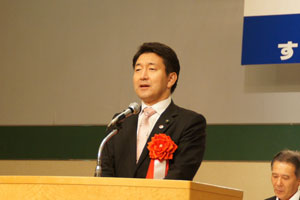 「対立と混乱の大阪市政を変えよう」と力強く述べる柳本顕大阪市長選挙予定候補