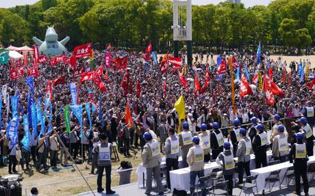 「団結ガンバロウ」で集会を締めくくった