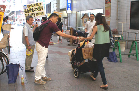 最賃引き上げを訴えるチラシやうちわなどを、商店街を行きかう人々に配布した