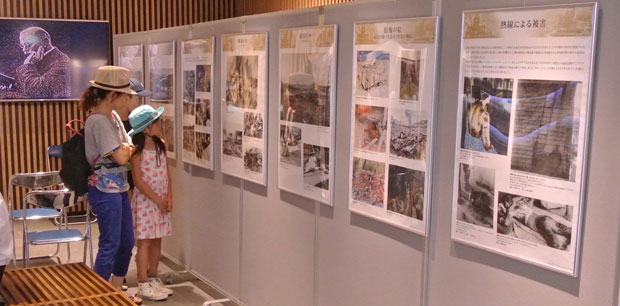 会場のドージマ地下センターは梅田のビジネス街に位置するが、夏休み期間でもあり、小学生などの子どもたちも「原爆展」に訪れた