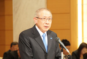主催者を代表してあいさつをする山﨑会長