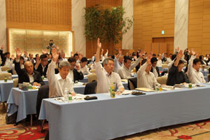地方委員の挙手により各議案を承認した