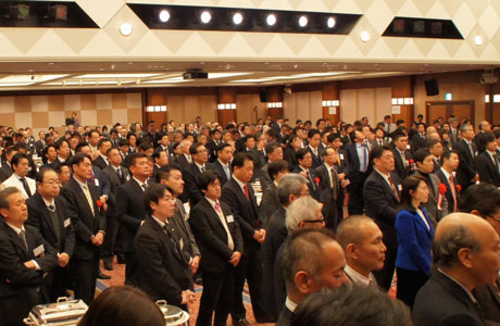 連合大阪に加盟する構成組織・単組の役員や来賓、友誼団体関係者など500人が参加した