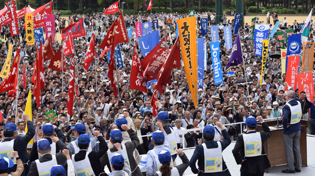メーデー参加者全員での「団結ガンバロウ！」が大阪城公園・太陽の広場に力強く響いた