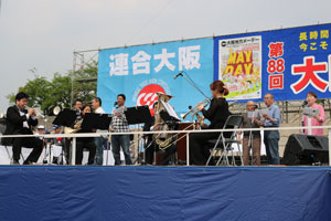 オープニングを飾ったShion（大阪市音楽団）の伴奏で、３曲の労働歌を合唱した