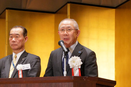 主催者を代表してあいさつをする山﨑弦一会長（連合大阪・大阪労福協）