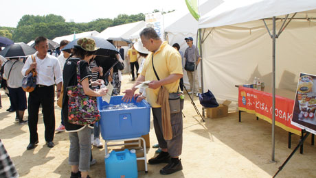 「NPOふーどばんくOSAKA」は出展ブース前でペットボトルの水を無料で配布。愛のかんぱの助成団体「浪速地域 地域活動協議会」もブースで活動紹介をした