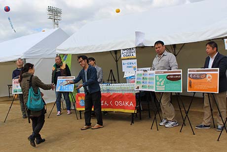 「NPOふーどばんくOSAKA」は出展ブース前でペットボトルの水を無料で配布するとともに、今年はフードドライブ活動も実施した