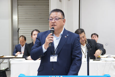 新役員を代表してあいさつをする新会長の井尻雅之さん（電機連合）