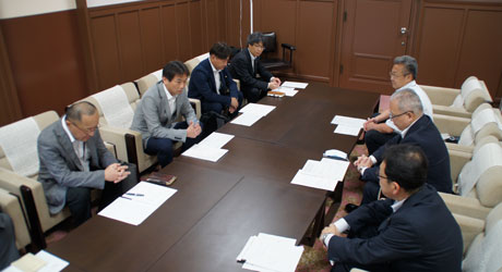 連合大阪（左）からは、田中会長、岡田副会長（政策委員長）、中野副会長（政策副委員長）など６人が出席し、緊急要請を行った。