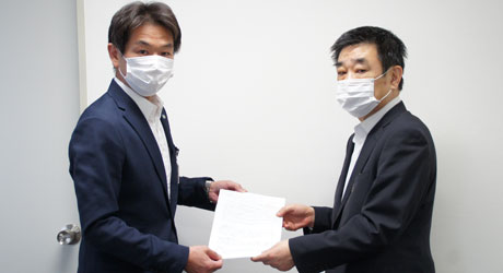 大阪労働局の井上労働局長（右）に要請書を手交する田中会長（左）