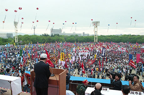 大阪城公園・太陽の広場に約15万人の働く仲間が結集〔第67回大阪地方メーデー（1996年5月1日）〕