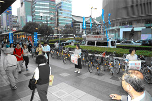 なんば駅前での街頭行動の写真。