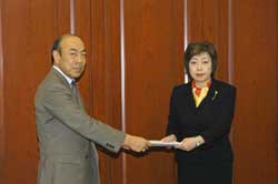 連合大阪からの政策・予算要請に対する回答書を手交する太田知事