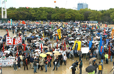 あいにくの天気の中、約５万人の組合員や家族が結集した