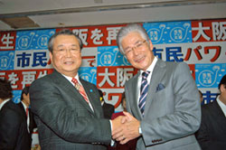 川口連合大阪会長と固い握手を交わす