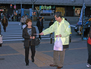 2007年の街頭総行動の様子（天王寺駅頭）