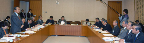 平松市長のあいさつの後、連合大阪を代表してあいさつする川口会長