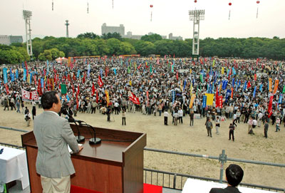 メーデー会場の大阪城公園には約８万人が集った