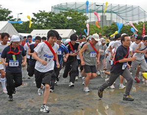 小雨の中、8時間のはじまり。（左〈ゼッケン114〉大阪市地域協議会　須川議長、右端前は連合大阪　橋本青年委員長）