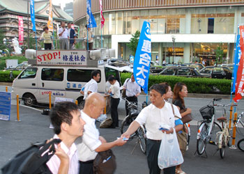 道行く府民・市民に最低賃金の現状と大幅引き上げをアピールした。