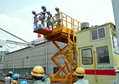 昇降機に乗って作業現場を一望する（大阪市交通局森之宮検車場）