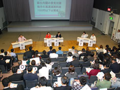 会場は150人の熱気に包まれ、トークセッションが行われた。