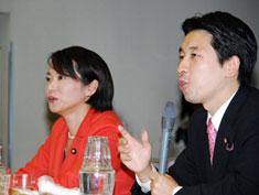 梅村参議院議員（右）と植松参議院議員も民主党の政策について熱弁をふるう