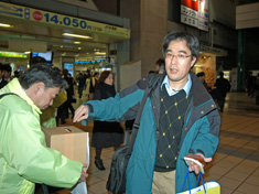 京阪京橋駅頭で募金に協力いただく