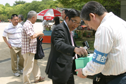 メーデー会場では「雇用と就労・自立支援カンパ」も行われ、この日1日で12万円を超えるカンパ金が集った。