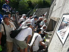 原爆投下時の地層が見られる。今でも当時の焼けた土や溶けたガラスが埋没している。