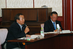 連合大阪での取り組みなどについて発言する川口連合大阪会長（左）