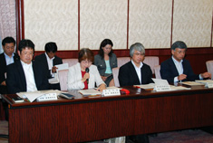 緊急アピール（案）を読み上げる脇本連合大阪事務局長（左より４人目）