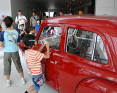 資料館で展示された車を見学する子どもたち