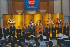 新年度の役員を代表し、川口会長（壇上中央）があいさつを行った。