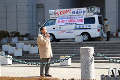 大阪市役所前で街頭相談会について紹介する川口連合大阪会長