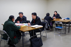大阪市役所内の相談対応用会議室には多くの相談者が訪れた