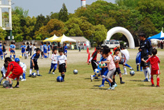 ガンバ大阪ジュニアのコーチによるサッカー教室には100人の子どもたちが参加した