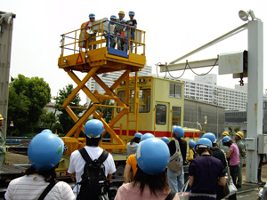 職場見学会の様子（大阪市交通局）