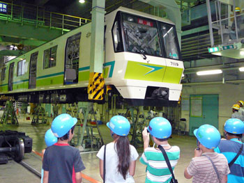 地下鉄車両の整備の様子を見学（鶴見検車場）