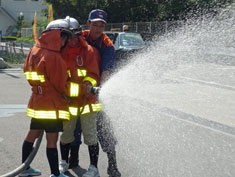 消防士さんのサポートで放水作業を体験（四條畷市消防本部）