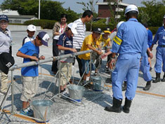 応急給水作業で緊急時の給水体制を学ぶ（柴島浄水場）