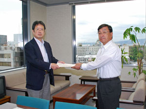 要請書を華崎労働政策監に手交する多賀連合大阪事務局長（左）