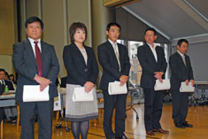 退任表彰を受けた高田副会長〔基幹労連〕（左から１番目）と株本副会長〔女性委員会・UIゼンセン同盟〕（左から2番目）